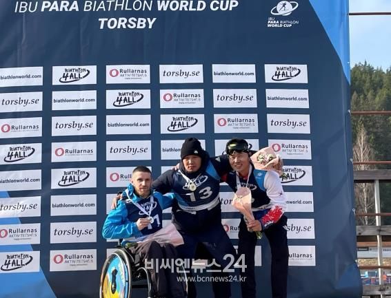 왼쪽 세번째 신의현 선수