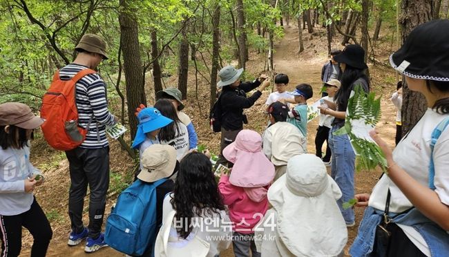 2024년 ‘세종마을교사제’ 활동으로 숲 해설을 하고 있는 마을교사