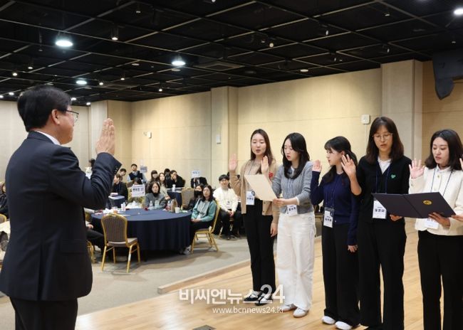 3월 25일, 세종시교육청 최교진 교육감과 신규 공무원들이 세종교육원 컨벤션홀에서 열린 지방공무원 멘토링 결연식 행사에 참여한 모습