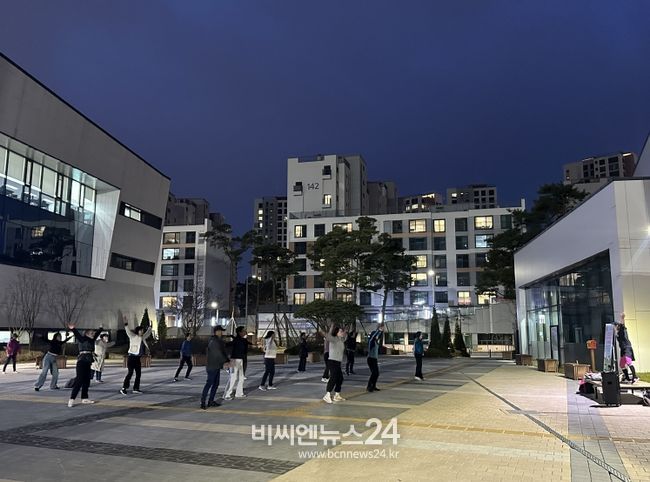 주민 '다같이 흔들어 건강댄스'