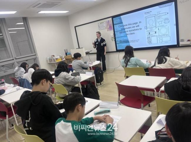 미국인 원어민 영어교사가 세종국제교육교류센터 뉴욕(New York)실에서 초등 5-6학년 대상 심화 과정인 에이스 토커스(Ace Talkers) 수업을 진행하고 있다.