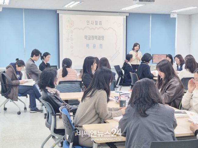 4월 10일에 스마트 허브 405호 회의실에서 ‘2025년 중등 두드림학교 운영 지원을 위한 연수’에서 백윤희 학교정책과장이 인사말씀을 하고 있다.