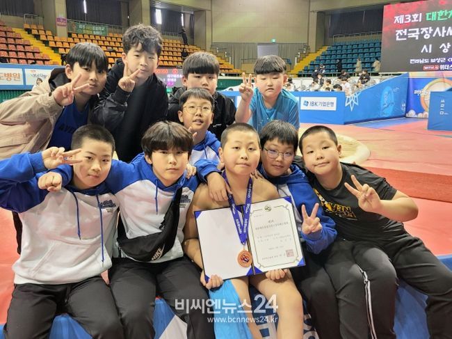 지난 12일, 전의초 신중서 학생이 용사급에서 동메달을 수상하는 모습