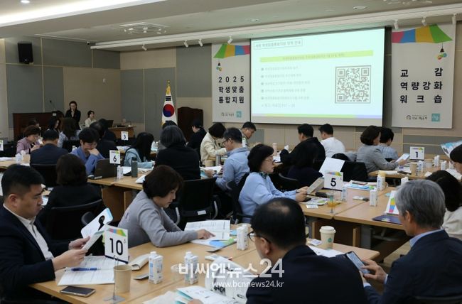 4월 21일에 세종전통문화체험관에서 열린 학생맞춤통합지원 교감 역량강화 연수에 참석한 최교진 교육감이 인사말씀을 하고 있다.