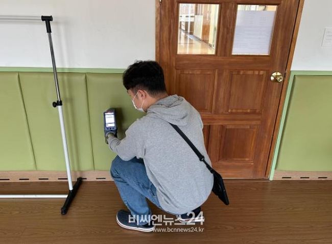 점검기관(fiti시험연구원)의 점검원이 으뜸초등학교에서 특별교실의 건축마감재의 중금속 간이검사를 실시하고 있다.