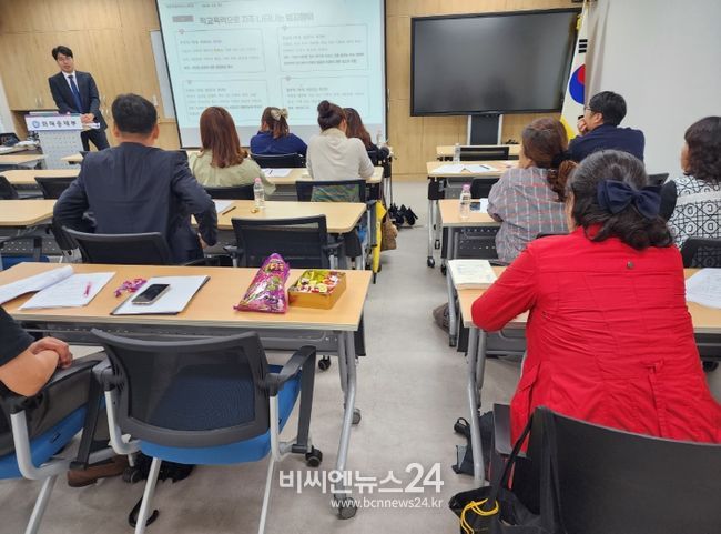 22일에 스마트허브Ⅰ, 312호에서 2025학년도 학교폭력대책심의위원회 심의위원들이 학교폭력 전문성 강화 연수를 듣고 있는 모습