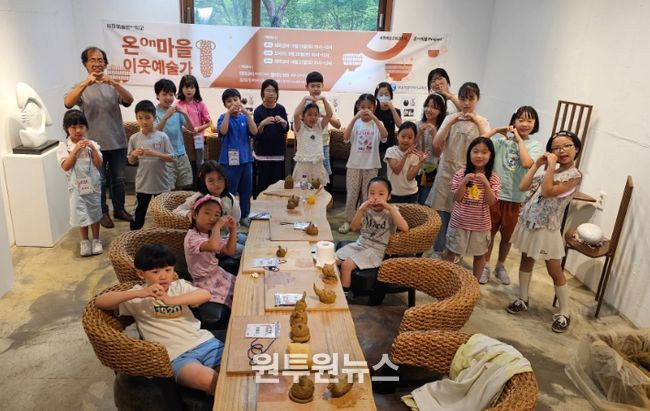 쌍류리 갤러리 985에서 테라코타 예술 체험중인 학생들