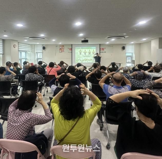 주민들이 대부보건지소 건강교육실에서 물리치료사의 스트레칭 교육에 참여하고 있다.