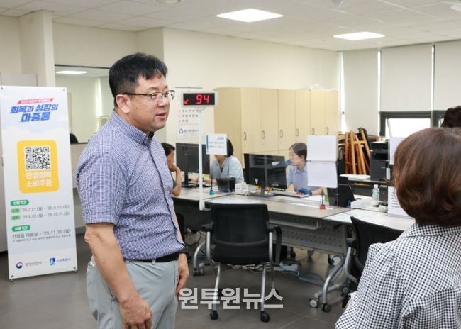 김현수 수원시 제1부시장이 26일 영화동행정복지센터를 찾아 민생회복 소비쿠폰 신청 현장을 살펴보고 있다.