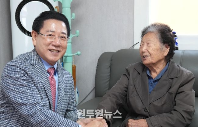 김영록 전라남도지사가 8일 추석 명절을 맞아 목포 청호경로당을 방문해 경로당을 이용하는 어르신의 안부를 직접 살피고 애로 사항을 청취하고 있다.