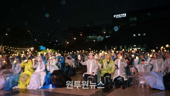 이상일 용인특례시장은 10일 저녁 포은아트홀 문화광장서 열린 '가을별빛 콘서트'에 참석해 시민들과 공연을 함께했다