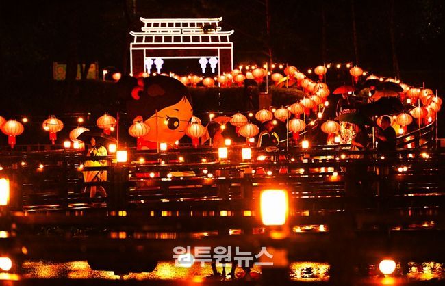 축제장 야간에는 동아시아 빛축제가 주변을 환하게 밝힌다