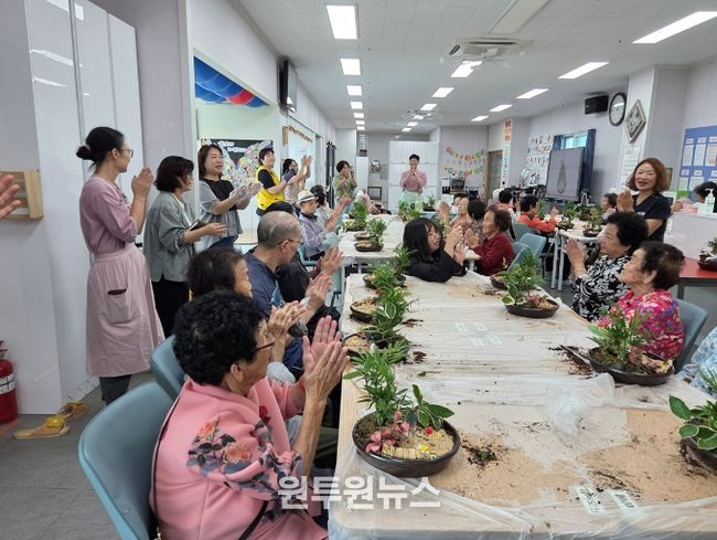 지난 9월 23일부터 10월 1일까지 관내 5개 노인주간보호센터 65세 이상 어르신 152명을 대상으로 ‘찾아가는 실버세대 치유 원예교실’을 진행했다고 밝혔다.