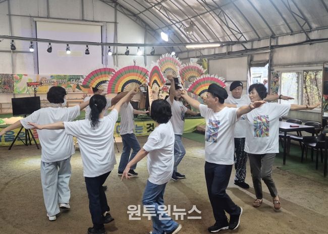 야초울 문화 제작단 성과공유회 부채춤 공연