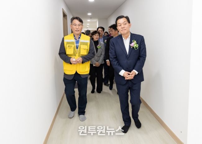 이재준 수원시장(오른쪽)이 리모델링한 노숙인일시보호시설(꿈터)을 둘러보고 있다.