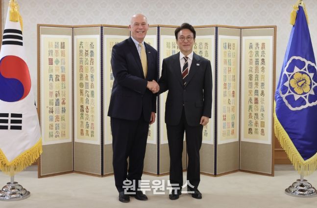 김민석 국무총리가 20일 세종대로 정부서울청사에서 그레그 지안포르테 美 몬태나 주지사를 접견, 인사 및 환담을 나누고 있다.