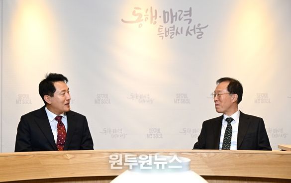 오세훈 서울시장이 22일(수) 오후 이석연 국민통합위원회 신임 위원장을 만나 통합을 위한 협력 방안에 대해 논의하고 있다.