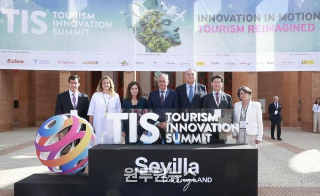 22일(현지 시간) 세비야 피베스 앞에서 이상일 시장(오른쪽 둘째), 호세 루이스 산스 세비야 시장(가운데), 로사리오 산체스 스페인 산업관광부 장관(왼쪽 셋째), 아르투로 베르날 안달루시아주 관광부 장관(오른쪽 셋째), 알베르트 플라나스 네벡스트 CEO(왼쪽 첫째)와 기념사진을 촬영하고 있다.