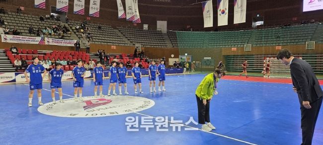 전국체전 무안고 여자핸드볼 동메달 수여식 후 단체사진