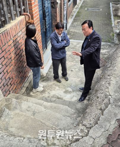 송천동 계단 파손 현장