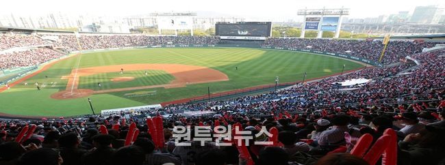 잠실야구장 홈경기 장면