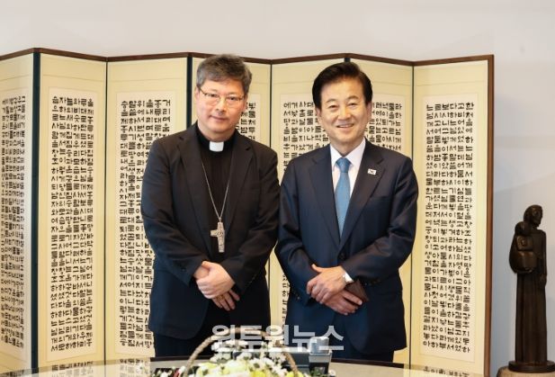 정동영 통일부 장관 서울대교구장 정순택 대주교 예방