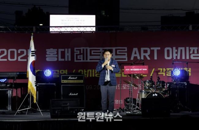 레드로드 ART 야시장 행사에 참석한 박강수 마포구청장