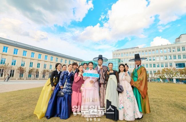 김혜경 여사, 한복해요 챌린지 참여 및 서울공예박물관 전시 관람(대통령실)