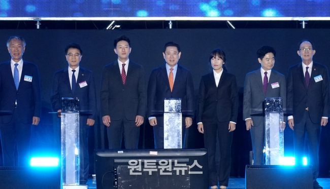 김영록 전라남도지사가 24일 도청 OK도민광장에서 열린 ‘제29회 전라남도 도민의 날’ 기념행사에 참석해 주요내빈들과 퍼포먼스를 하고 있다.