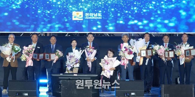 김영록 전라남도지사가 24일 도청 OK도민광장에서 열린 ‘제29회 전라남도 도민의 날’ 기념행사에 참석해 자랑스러운 전남인 상을 시상하고 기념촬영을 하고 있다.