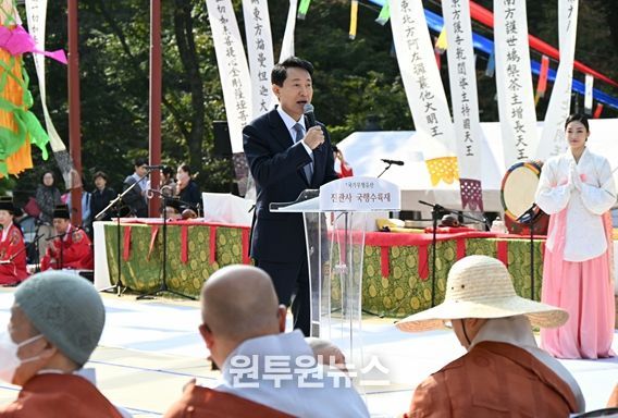 오세훈 서울시장이 25일(토) 은평구 진관사에서 열린 「진관사 국행수륙재」에서 축사를 하고 있다.