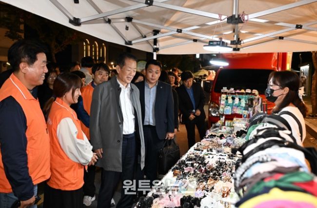25일 서동욱 남구청장이 남구청사거리에서 남울산우체국까지 이어진 왕생이길에서 열린 왕생로 아트온 페스티벌에 참석해 플리마켓을 둘러보며 소상공인을 격려하고 있다.