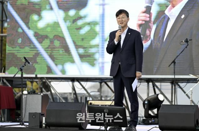 이민근 안산시장이 지난 25일 안산문화광장에서 개최된 ‘제1회 안산시동아리연합축제’에서 인사 발언을 하고 있다.