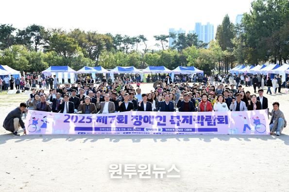 이민근 안산시장(맨 앞줄 왼쪽 여섯번째)이 지난 25일 화랑유원지 일원에서 개최된 '제7회 장애인복지박람회'에서 참석자들과 함께 기념촬영을 하고 있다.