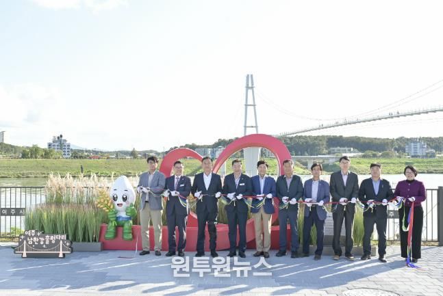 여주시, '여주쌀 사랑 포토존' 설치 기념 테이프 컷팅식 개최