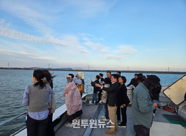 김포시가 한국전쟁 이후 70년만에 김포여객터미널에서 대명항까지 김포 바다의 물길을 열고 김포 바다의 새로운 시대를 선언했다.