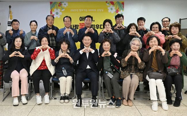 김동근 시장이 10월 24일 은하수아파트에서 2025년 찾아가는 U아파트 상담실–아파트, 사람꽃을 피우다’를 진행한 뒤 입주민들과 기념사진을 찍고 있다.