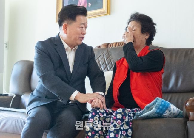 박승원 광명시장이 27일 철산1동 ‘우리동네 시장실’의 일환으로 취약계층 반찬 나눔 봉사에 참여한 뒤 주민과 대화를 나누고 있다.