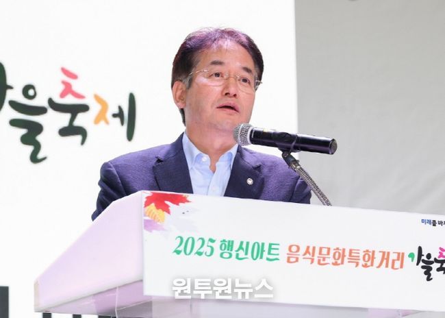 ‘행신아트 음식문화 특화거리 가을 축제’에서 인사말 중인 이동환 고양특례시장
