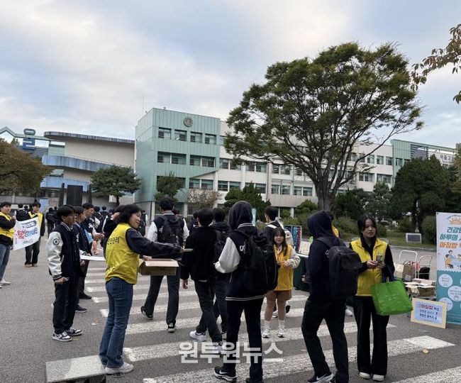 청소년 아침식사 실천 및 건강식생활 캠페인 활동 사진