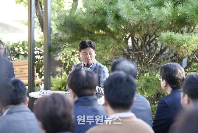 조용익 부천시장이 27일, 고라개공원에서 열린 ‘틈만나면, 현장속으로’ 에서 레미콘 공장 일대 환경오염 최소화를 위해 주민 및 업체 관계자와 의견을 나누고 있다.