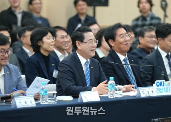 김영록 전라남도지사가 28일 함평 어울림커뮤니티센터에서 열린 ‘함평군 정책비전 투어’행사에 참석해 인사말을 하고 있다.