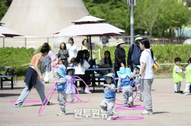 지난 5월 상동호수공원에서 열린 부천아이페스타에서 아이들이 즐겁게 놀고 있다.