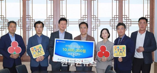 왼쪽부터 수비올(주) 공공운영 팀장 이영호, 수비올(주) 평택사업소 이인호 소장, 수비올(주) 이용성 대표이사, 정장선 평택시장, 상하수도사업소 김영임 소장, 평택행복나눔본부 나눔국장 황성식, 하수과 이윤영 과장