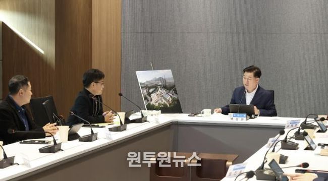 박승원 광명시장이 29일 시청 컨퍼런스룸에서 열린 ‘일직동 문화예술복합센터 및 공공도서관 건립공사 기본 및 실시설계 용역’ 최종보고회에 참석해 발언하고 있다.