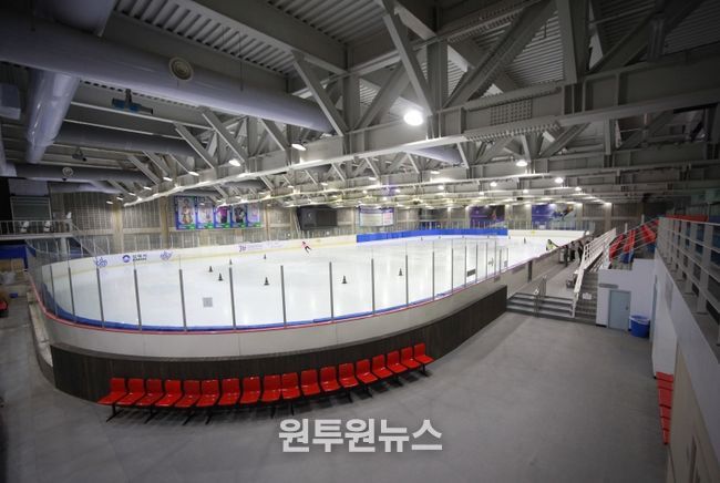 김해시민스포츠센터 빙상장 사진