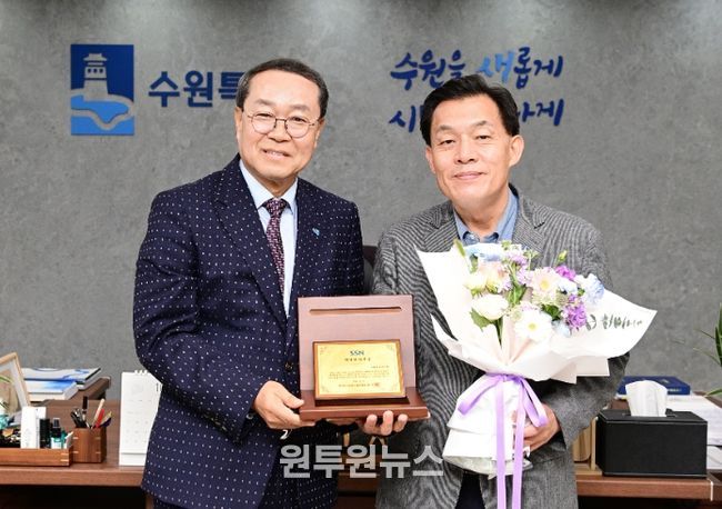 이재준 수원시장(오른쪽), 경기도사회복지협의회 강기태 회장이 함께하고 있다.