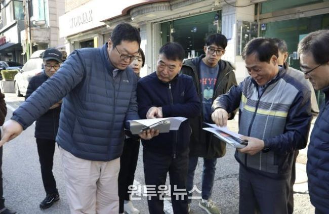 황인섭 동안구청장이 28일 귀인동 학원가 먹자골목 포트홀 현장을 점검했다.