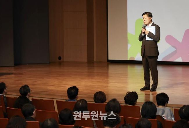 전성수 서초구청장이 23일 14시 심산기념문화센터에서 열린 구민 맞춤형 세무설명회에서 인사말씀하고 있다.
