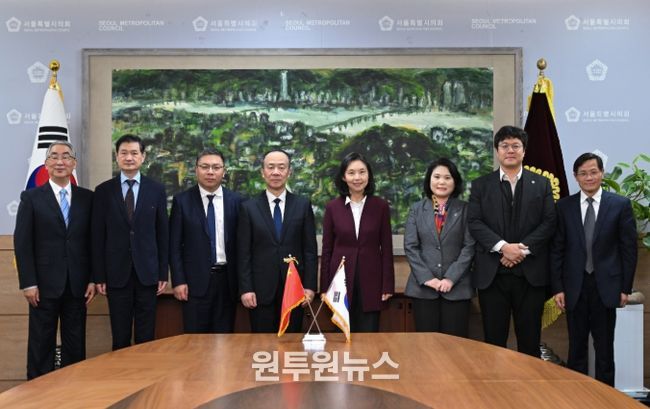 상하이인대 대표단과 면담 후 기념 촬영(좌측에서 다섯 번째 최호정 의장, 박춘선 의원(여섯번째), 김동욱 의원(일곱번째))